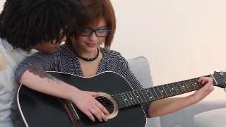 Tori Fox - Учимся играть на гитаре