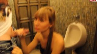 Секс ангелочка в туалете кафе